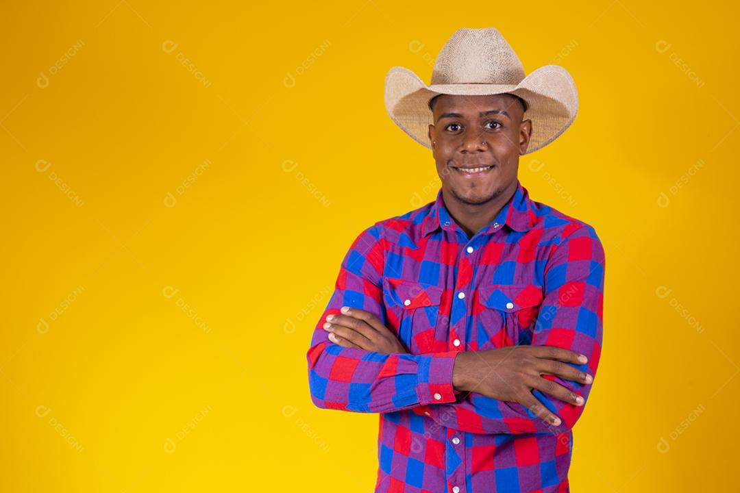 Homem afro brasileiro vestindo roupas típicas para a Festa Junina