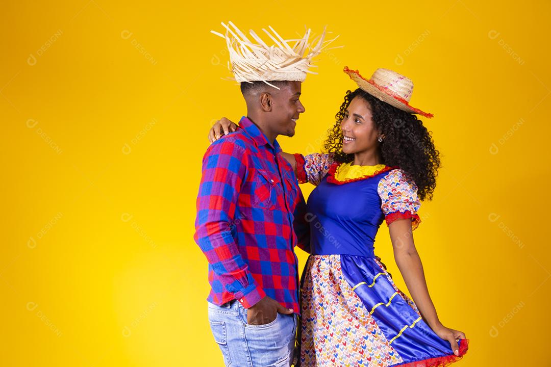 Casal brasileiro vestindo roupas tradicionais para a Festa Junina -