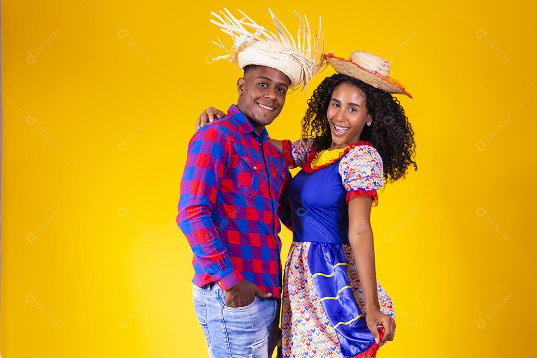 Casal brasileiro vestindo roupas tradicionais para a Festa Junina -