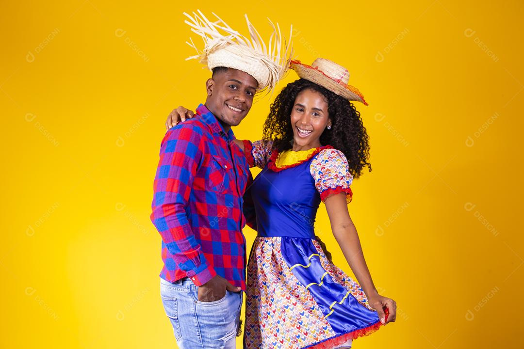 Casal brasileiro vestindo roupas tradicionais para a Festa Junina -