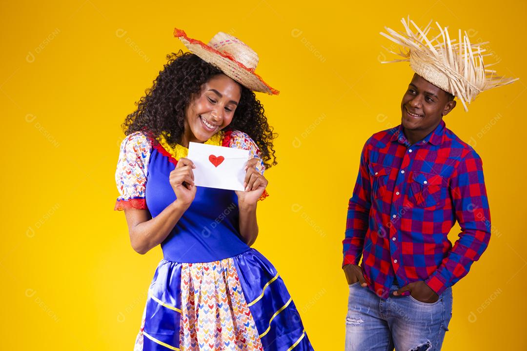 Festa Junina no Brasil, mulher surpreendida com carta de amor de bo