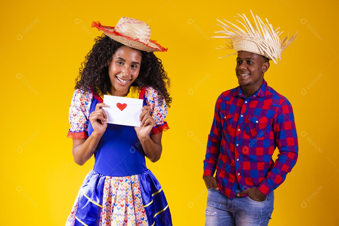 Festa Junina no Brasil, mulher surpreendida com carta de amor de bo