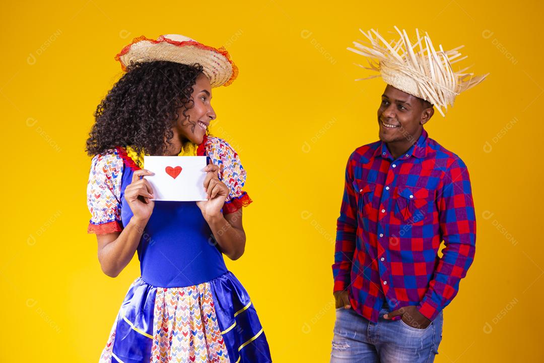Festa Junina no Brasil, mulher surpreendida com carta de amor de bo