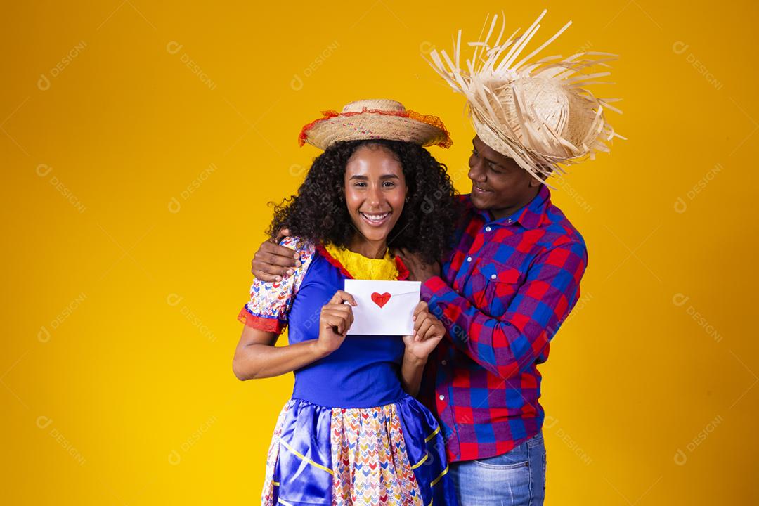 Festa Junina no Brasil, mulher surpreendida com carta de amor de bo