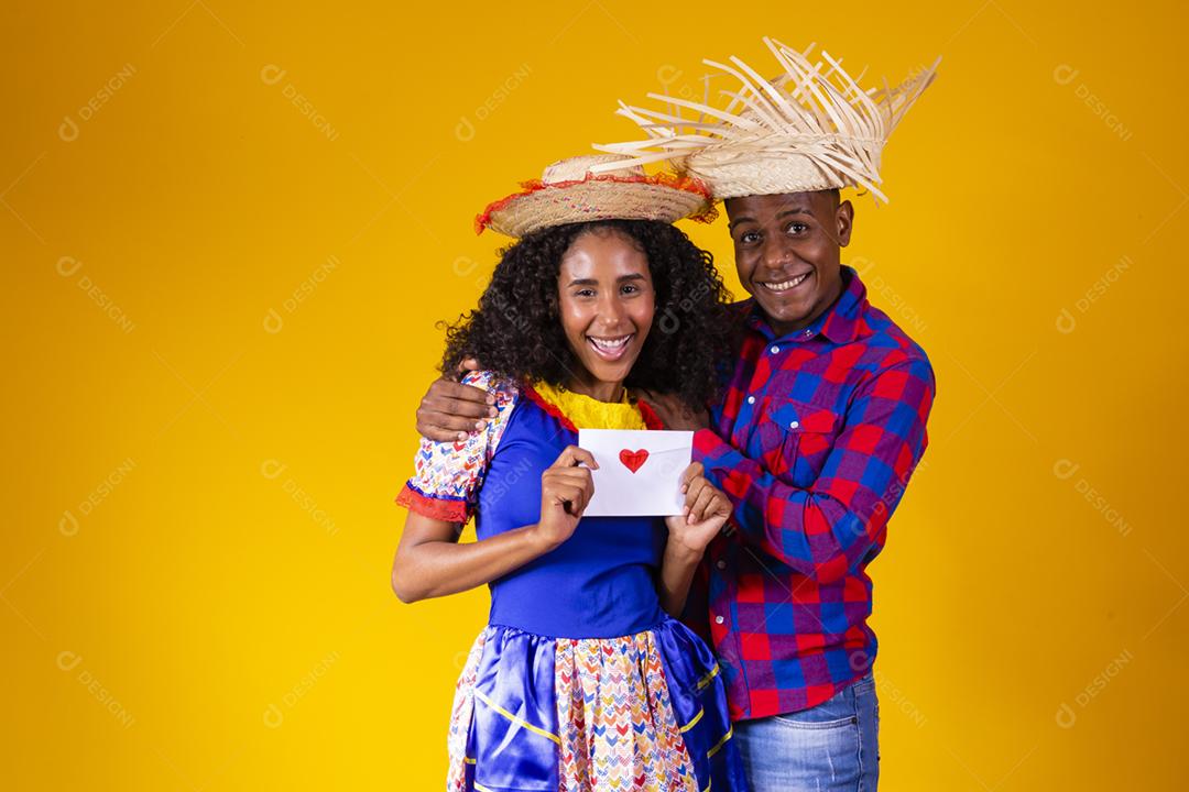 Festa Junina no Brasil, mulher surpreendida com carta de amor de bo