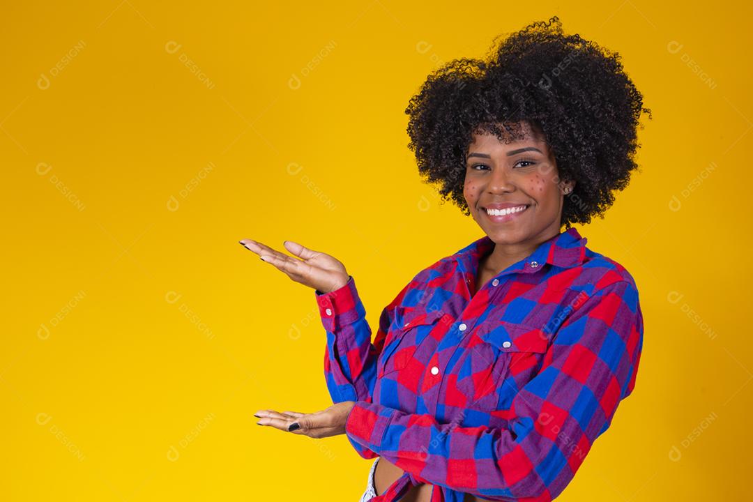 Mulher afro brasileira vestindo roupas típicas para a Festa Junin