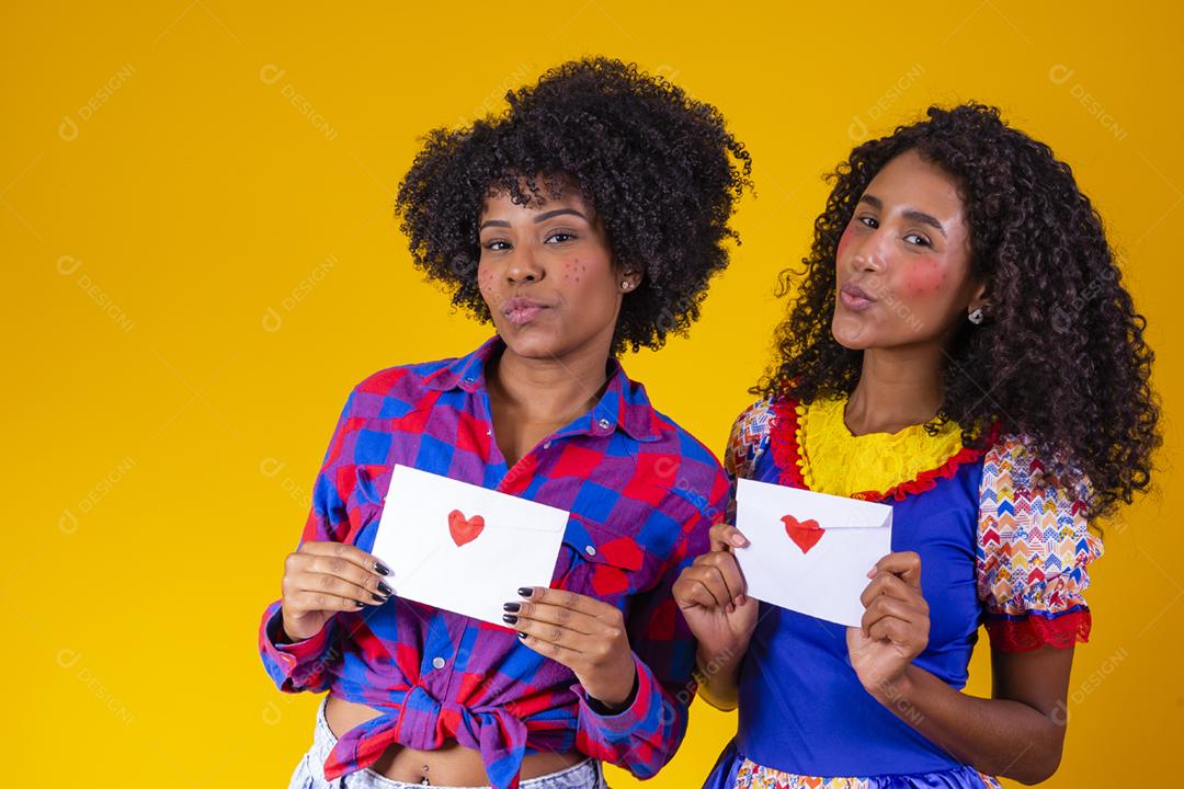 Festa Junina no Brasil, duas mulheres afro surpreendidas com um amor deixado