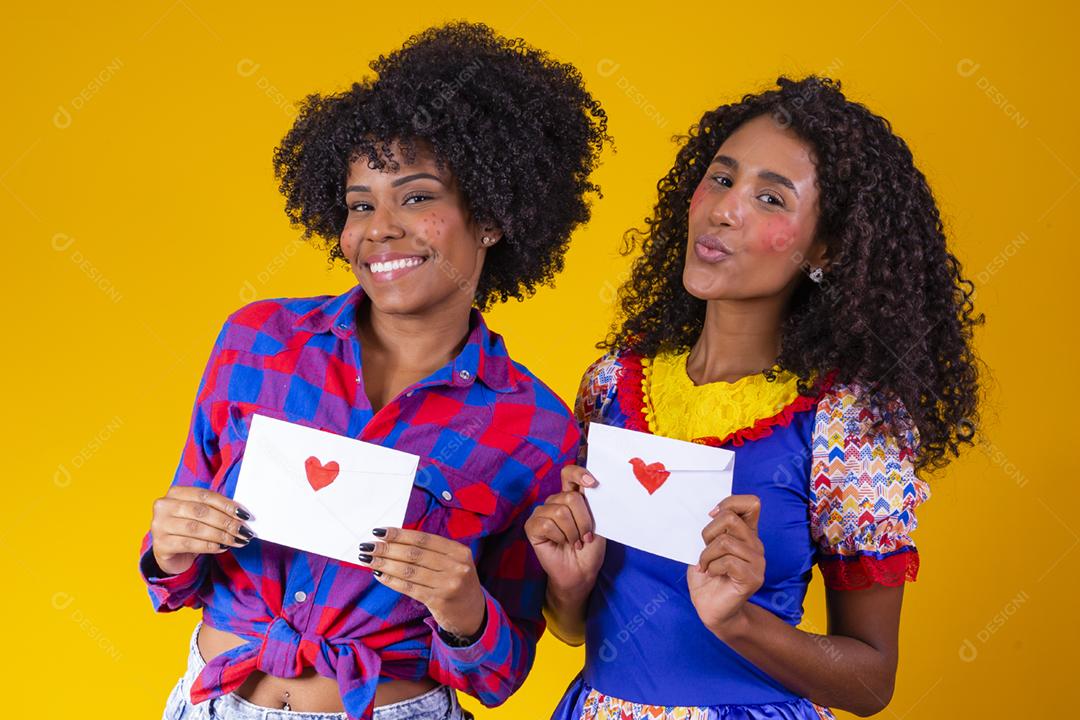 Festa Junina no Brasil, duas mulheres afro surpreendidas com um amor deixado