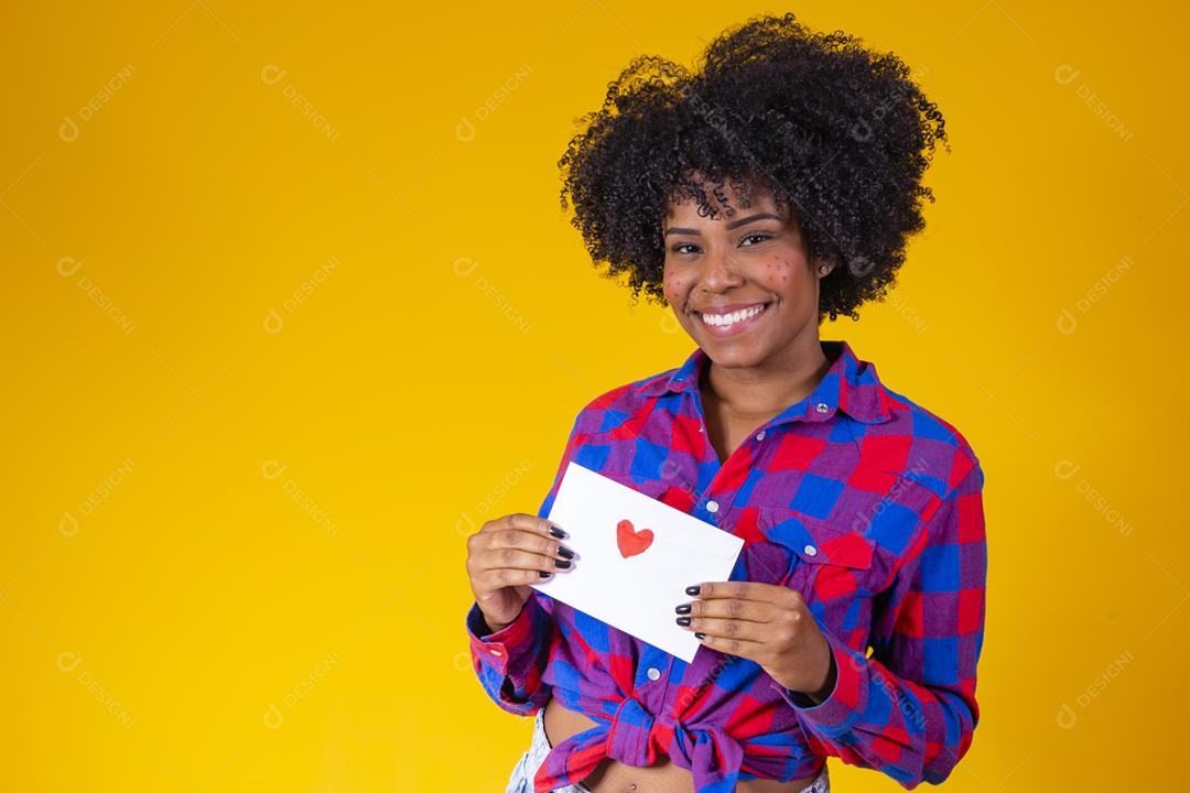 Festa Junina no Brasil, mulher afro surpreendida com carta de amor em