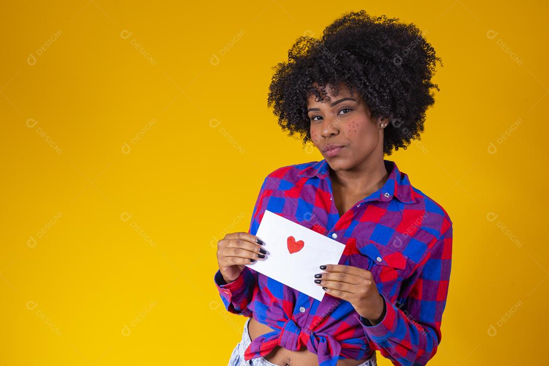 Festa Junina no Brasil, mulher afro surpreendida com carta de amor em