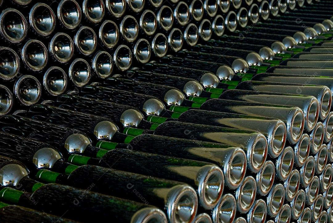 garrafas de bebidas empilhadas