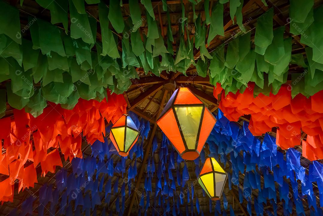 Teto com bandeiras de festa junina são joão