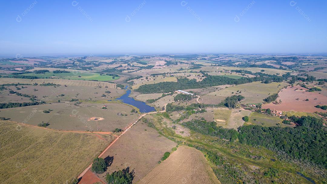 Vista aérea de um milharal na zona rural Em uma fazenda