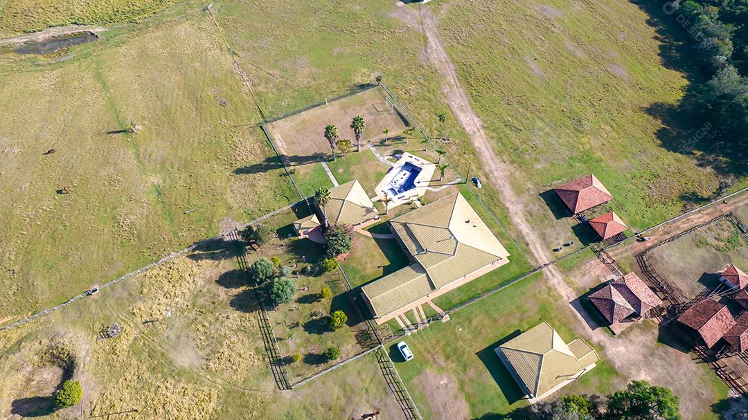 Vista aérea de um milharal na zona rural Em uma fazenda