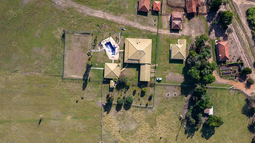 Vista aérea de um milharal na zona rural Em uma fazenda