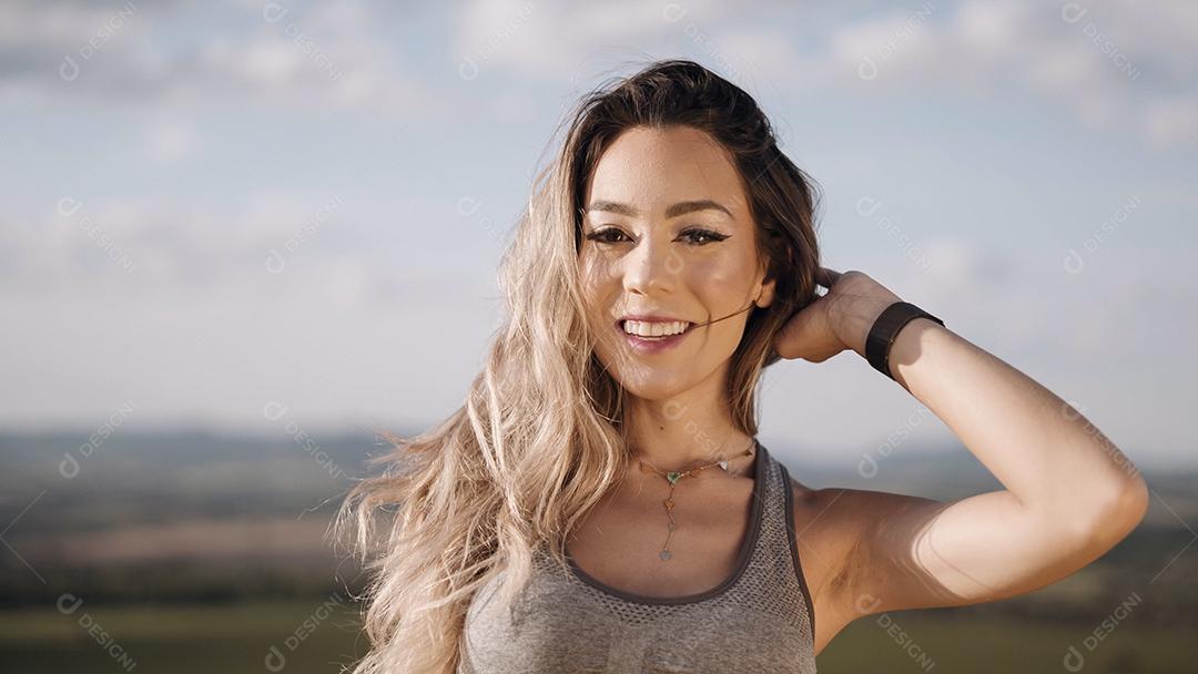 Mulher jovem feliz na natureza durante o verão