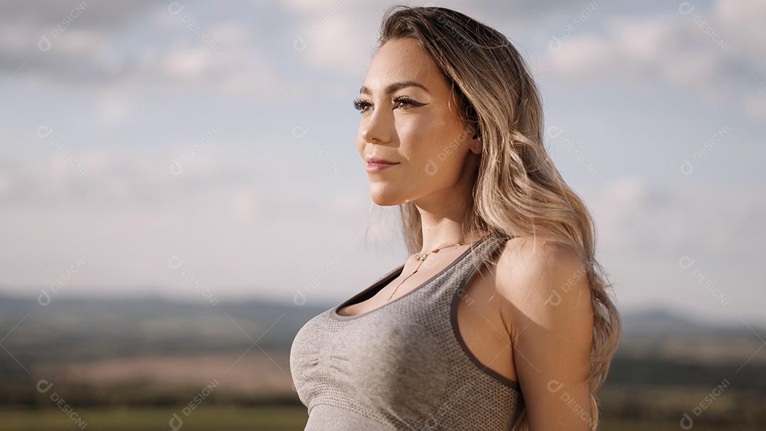 Mulher jovem feliz na natureza durante o verão