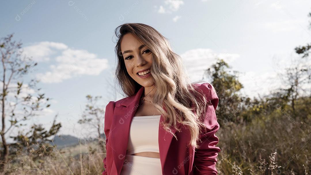 Mulher jovem feliz na natureza durante o verão