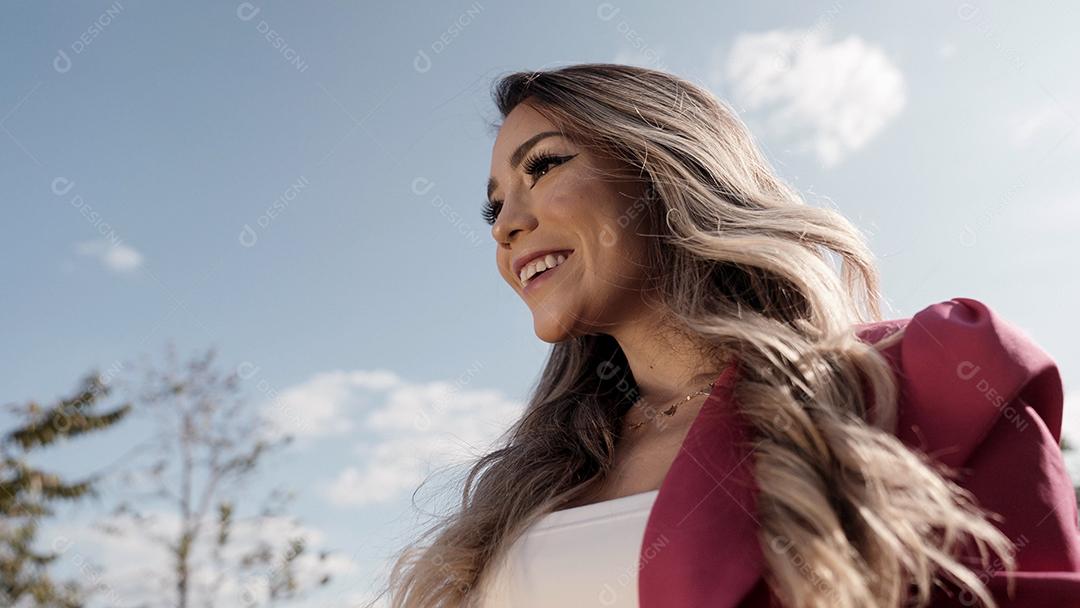 Mulher jovem feliz na natureza durante o verão