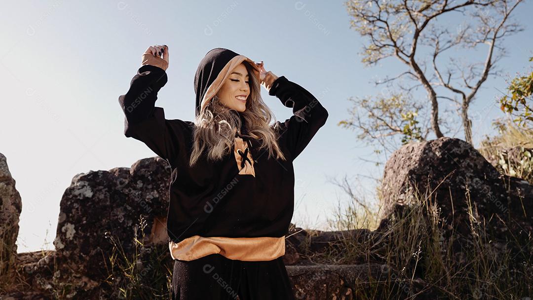 Mulher jovem feliz na natureza durante o verão