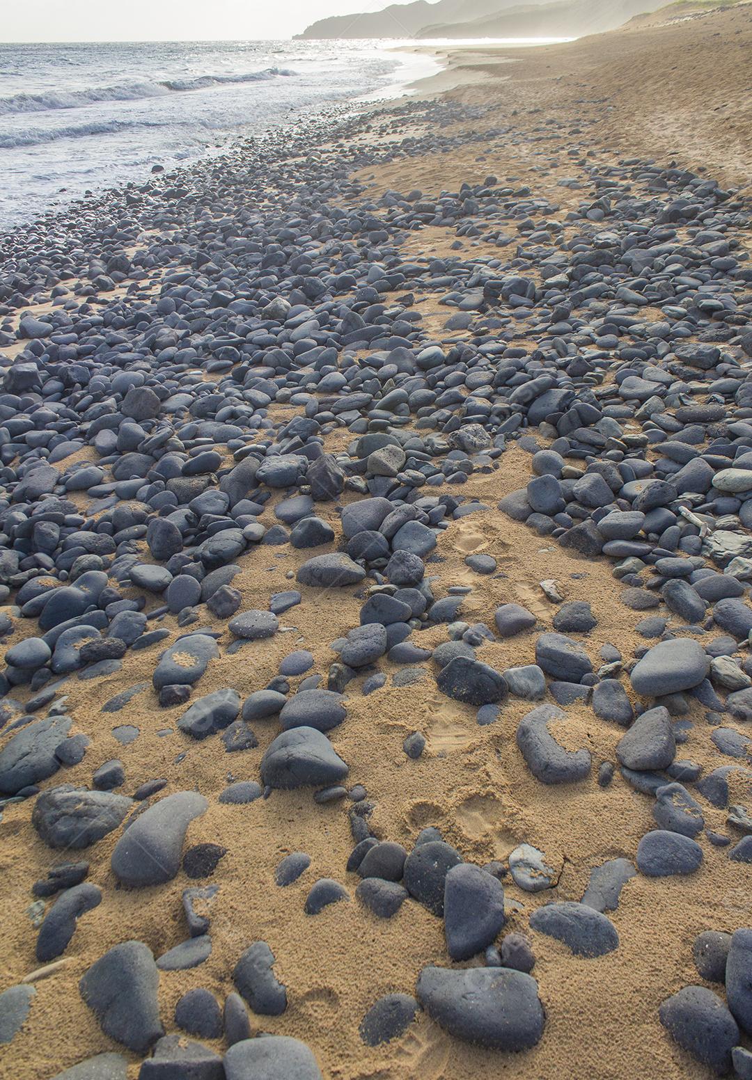 Pôr do sol em uma praia de pedra nas ilhas Fernando de Noronha, Brasil