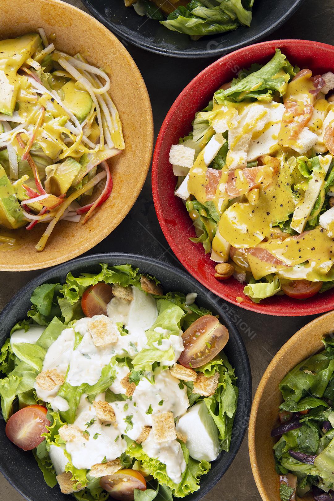 Saladas em tigelas coloridas, vista superior