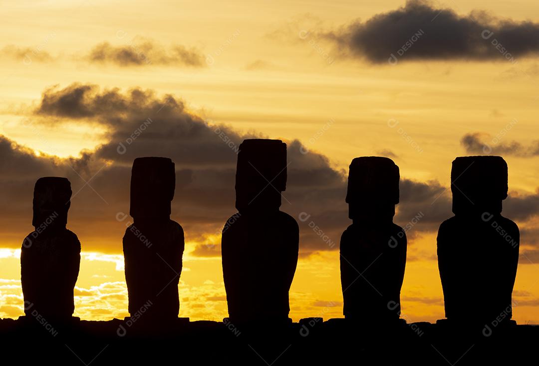 Silhueta Moai ao nascer do sol em Ahu Tongariki na Ilha de Páscoa, Ra