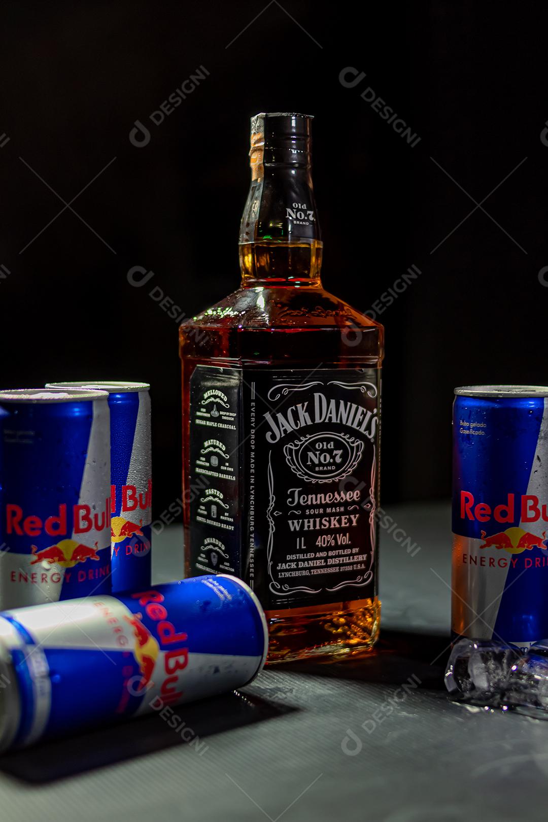 Garrafa de Uísque Jack Daniels com energetico red Bul bebida sobre fundo preto