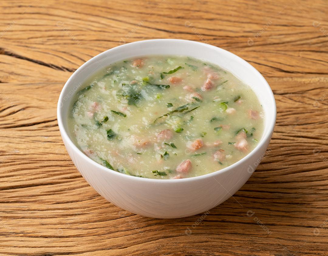 Sopa verde portuguesa tradicional com batata, couve verde e