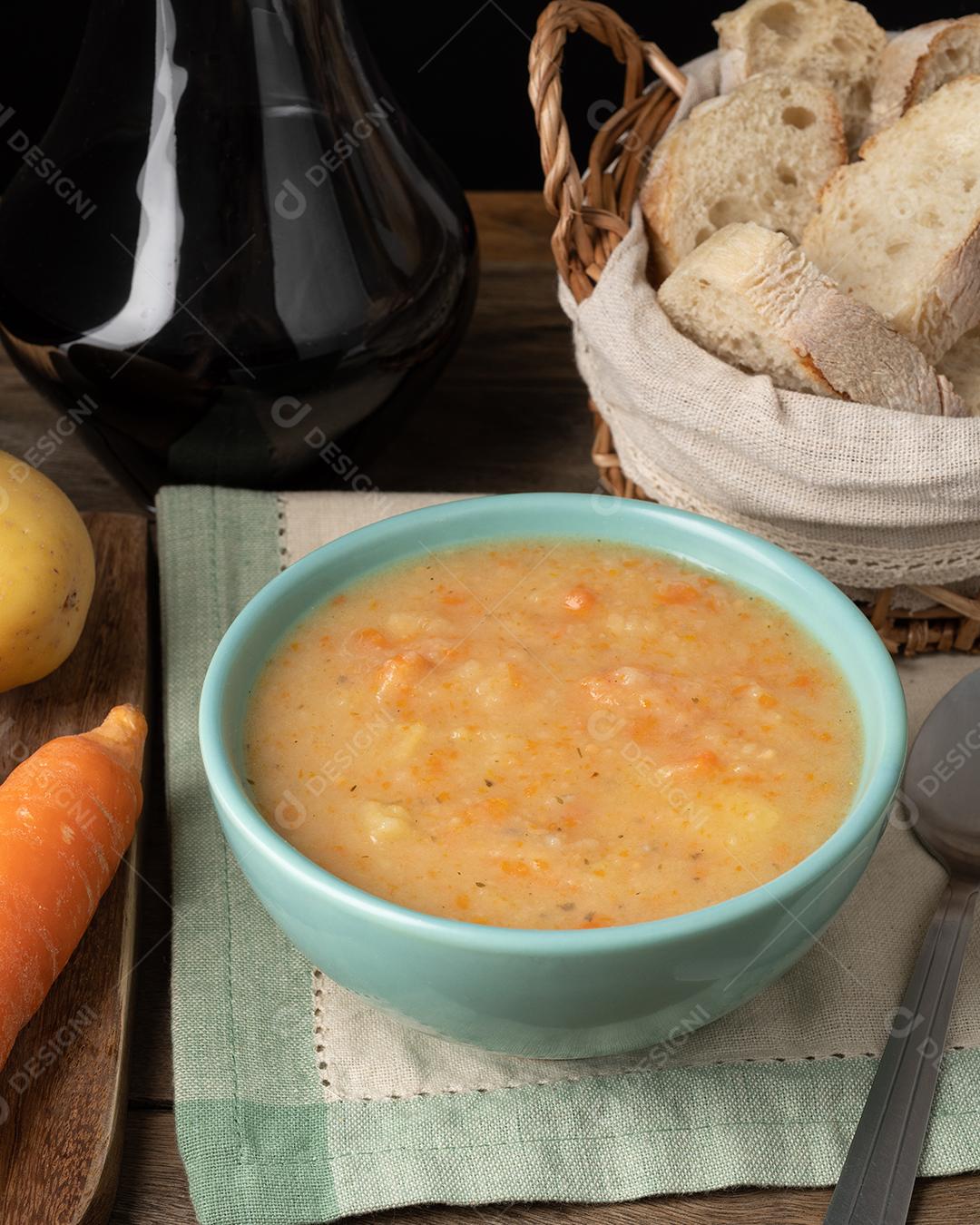 Sopa de legumes em uma tigela com pão e vinho