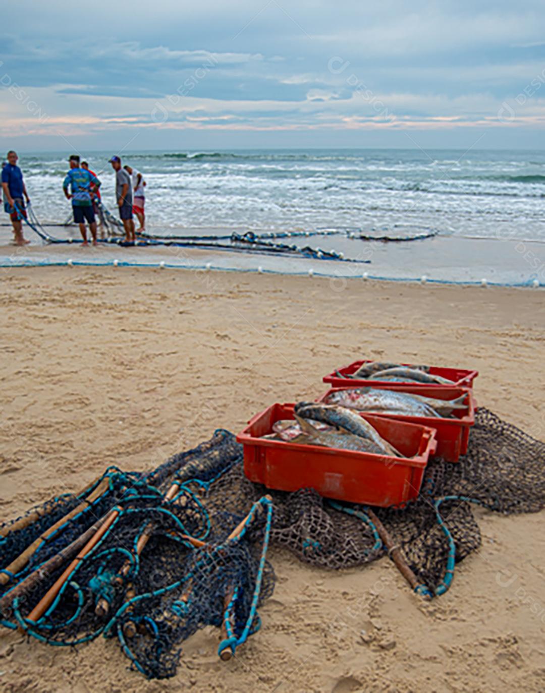 area praiana com homens pescando