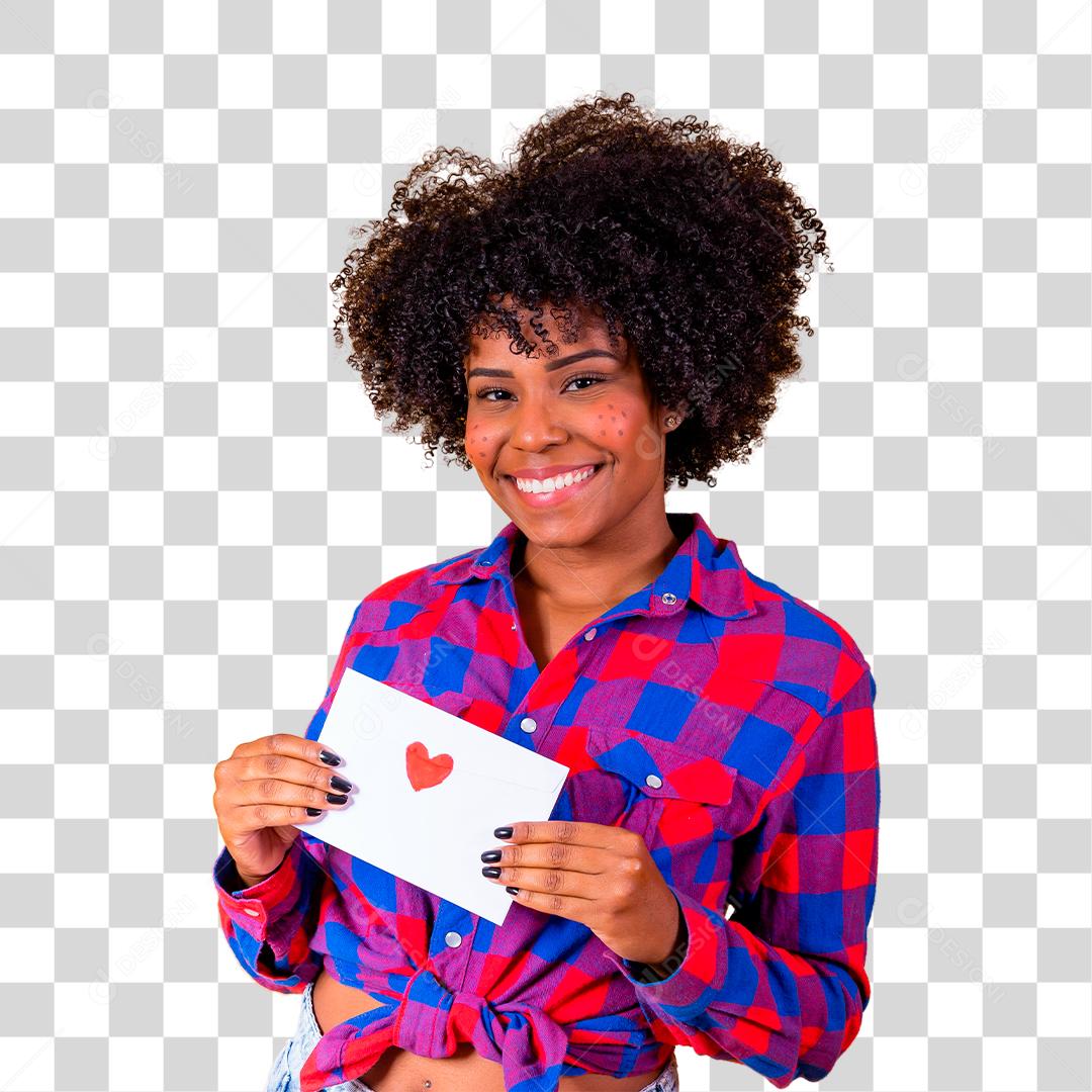 Mulher morena com traje de festa junina segurando carta de amor São João