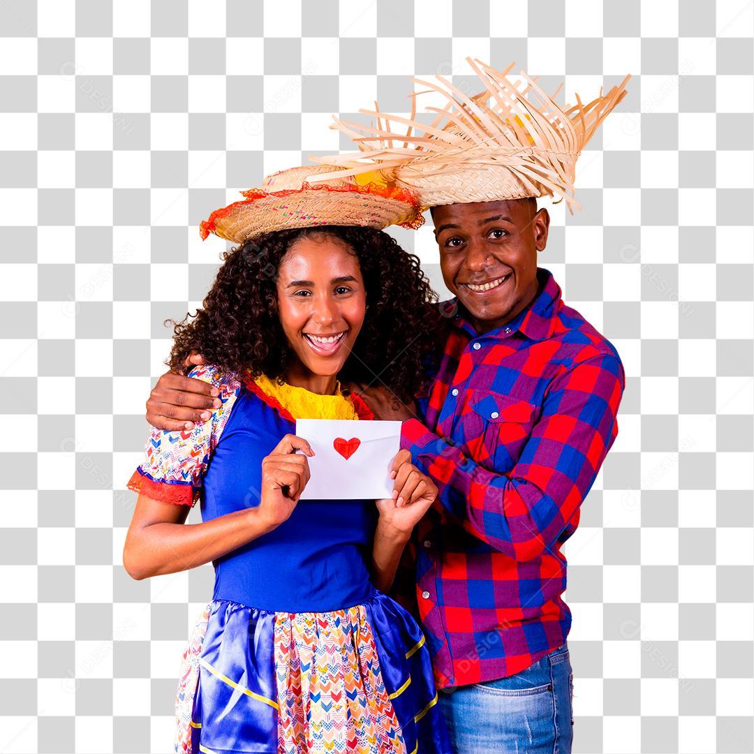 Casal vestindo roupas tradicionais para Festa Junina segurando carta de amor São João