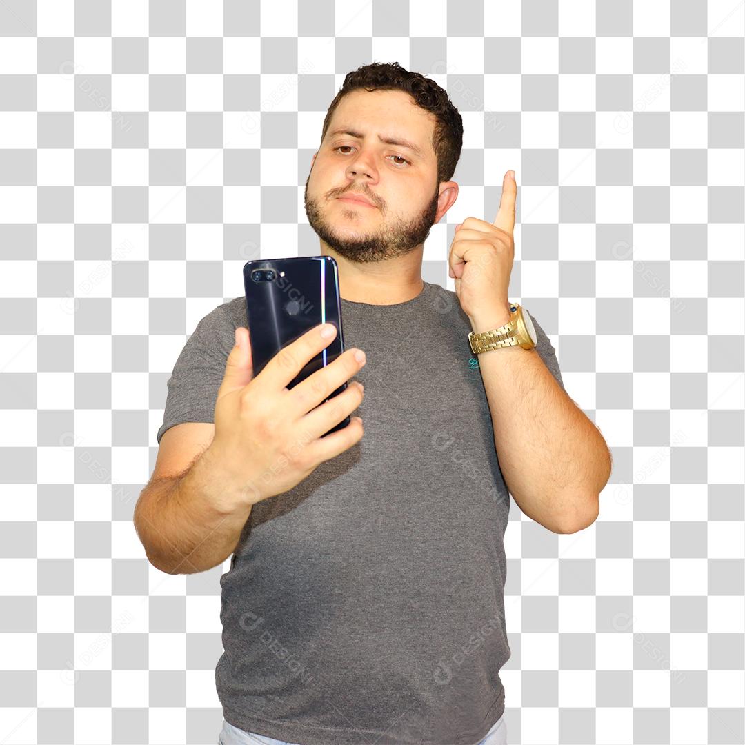 Jovem rapaz branco mexendo em seus telefone