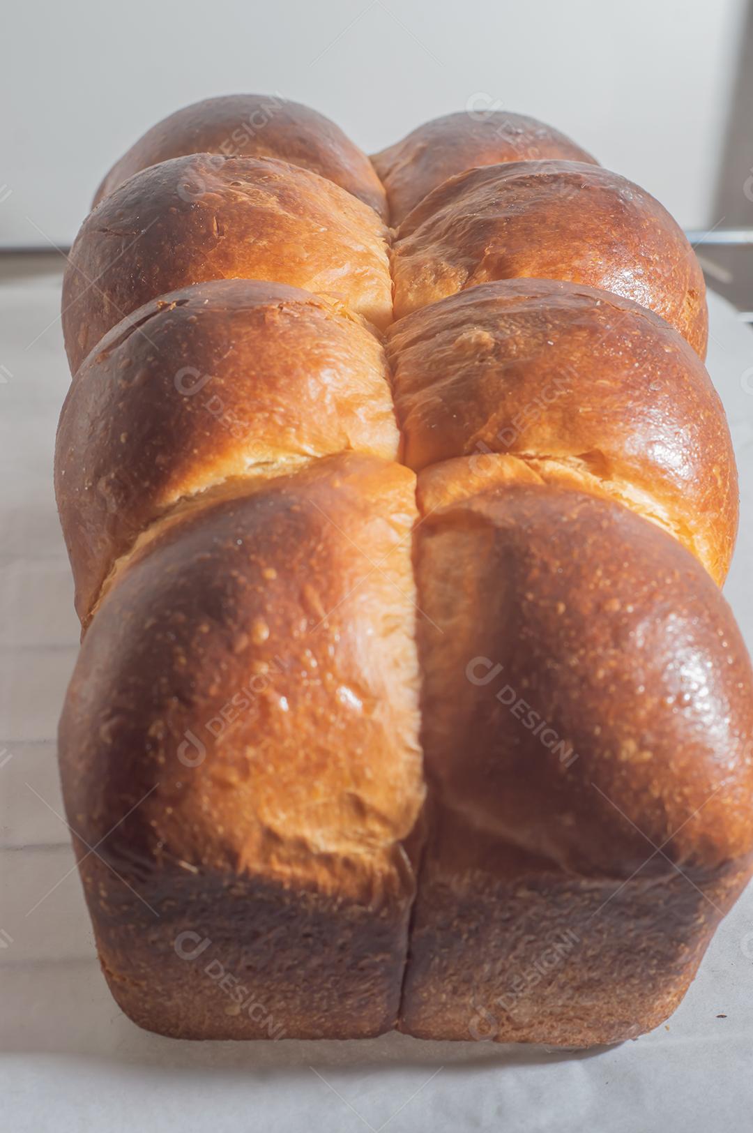 Pão de brioche trançado assado caseiro pronto para comer.