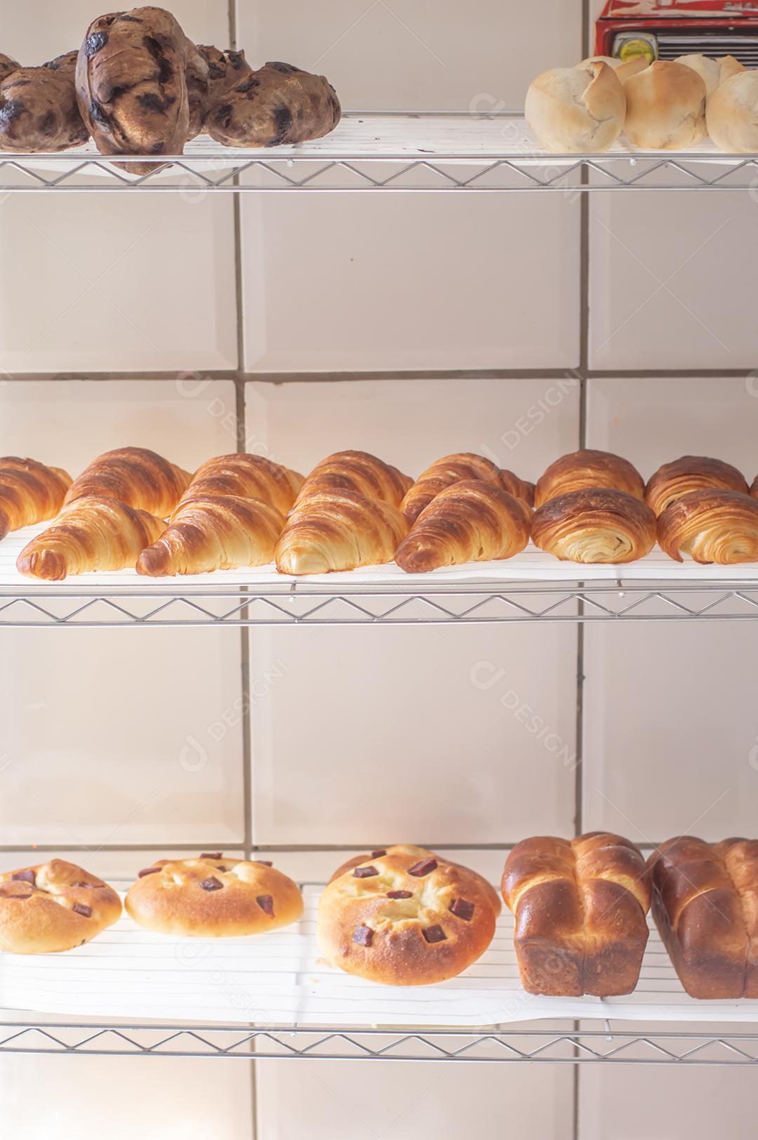 Deliciosos croissants caseiros em um papel manteiga branco, luz natural.