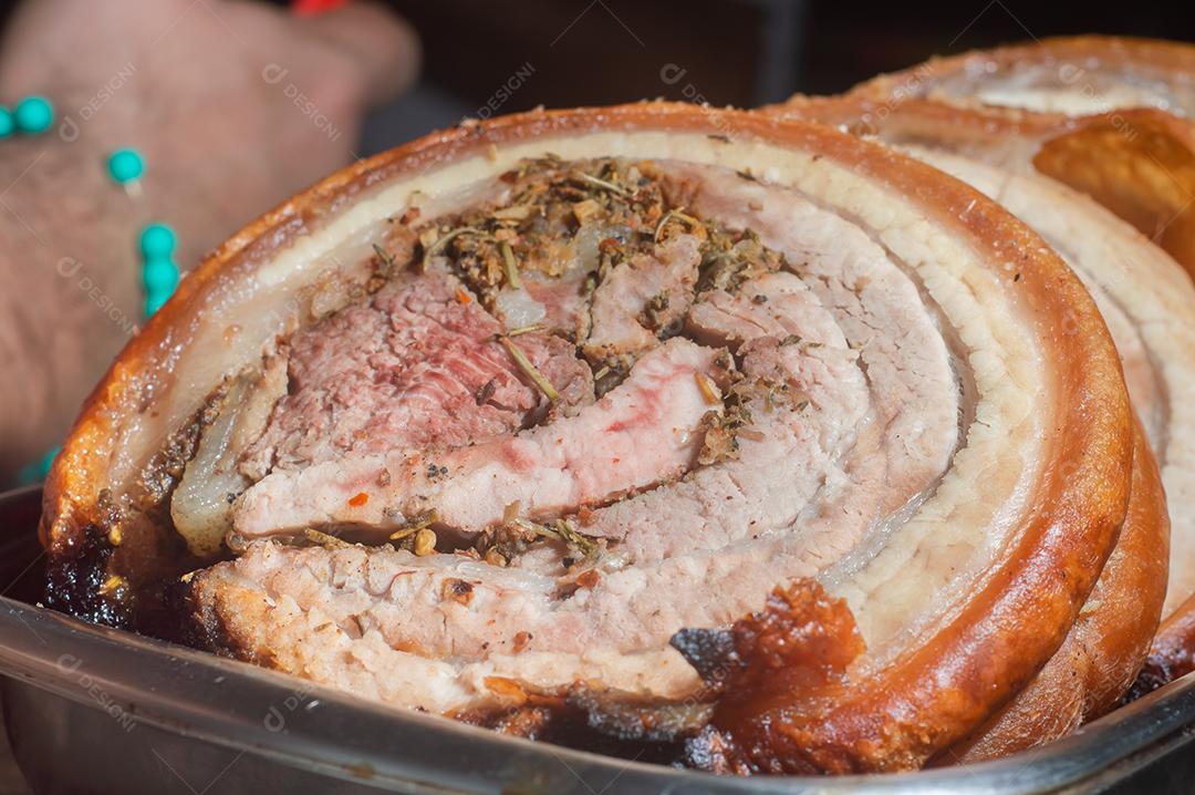 assado tradicional de Porchetta Italiana, fatiado e colocado em uma placa de metal..jpg