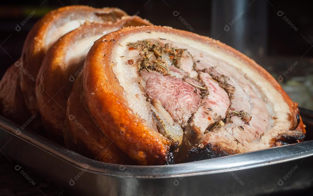assado tradicional de Porchetta Italiana, fatiado e colocado em uma placa de metal..jpg