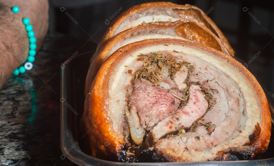 assado tradicional de Porchetta Italiana, fatiado e colocado em uma placa de metal..jpg