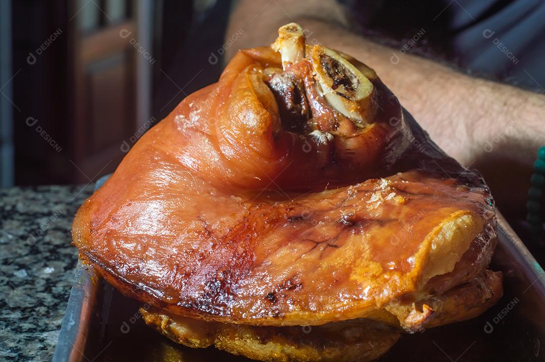 Joelho de porco assado eisbein com repolho e mostarda na tábua de madeira.