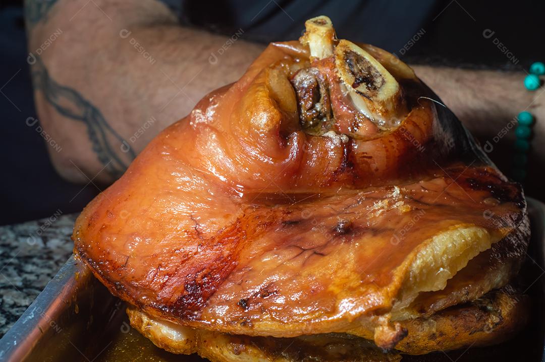 Joelho de porco assado eisbein com repolho e mostarda na tábua de madeira.