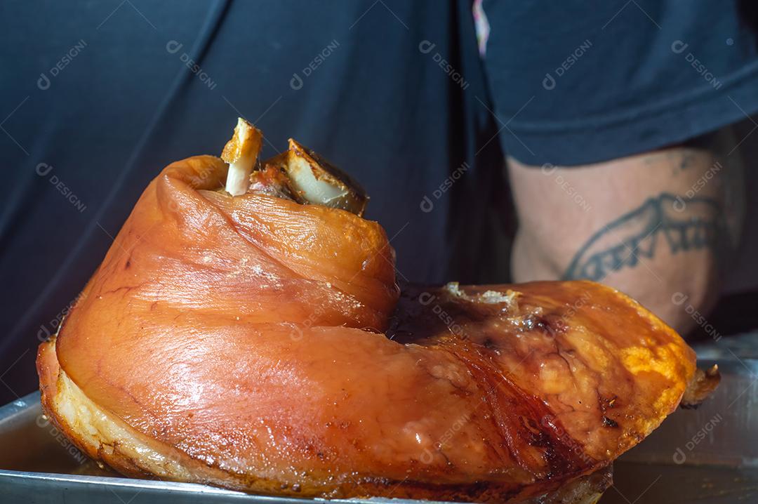 Joelho de porco assado eisbein com repolho e mostarda na tábua de madeira.