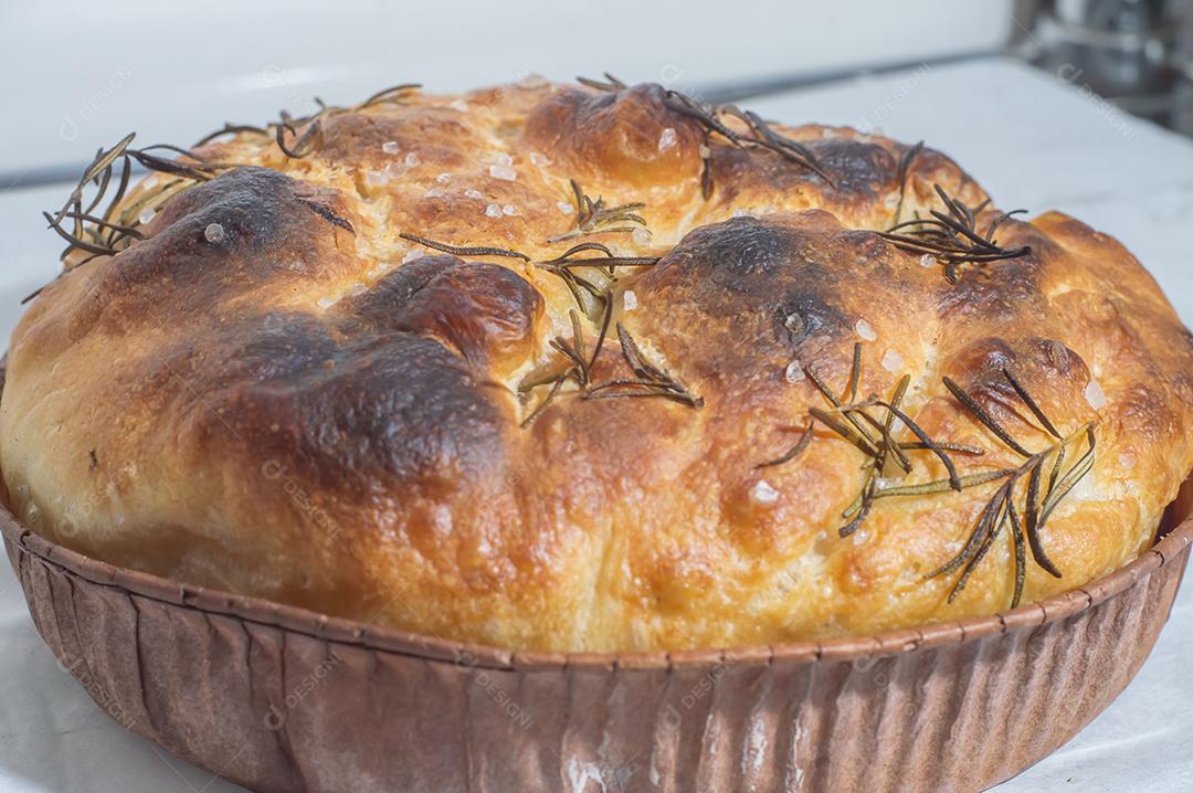 Pão italiano - tradicional dois pedaços de focaccia. A focaccia consiste em farinha, azeite, água, flor de sal, açúcar