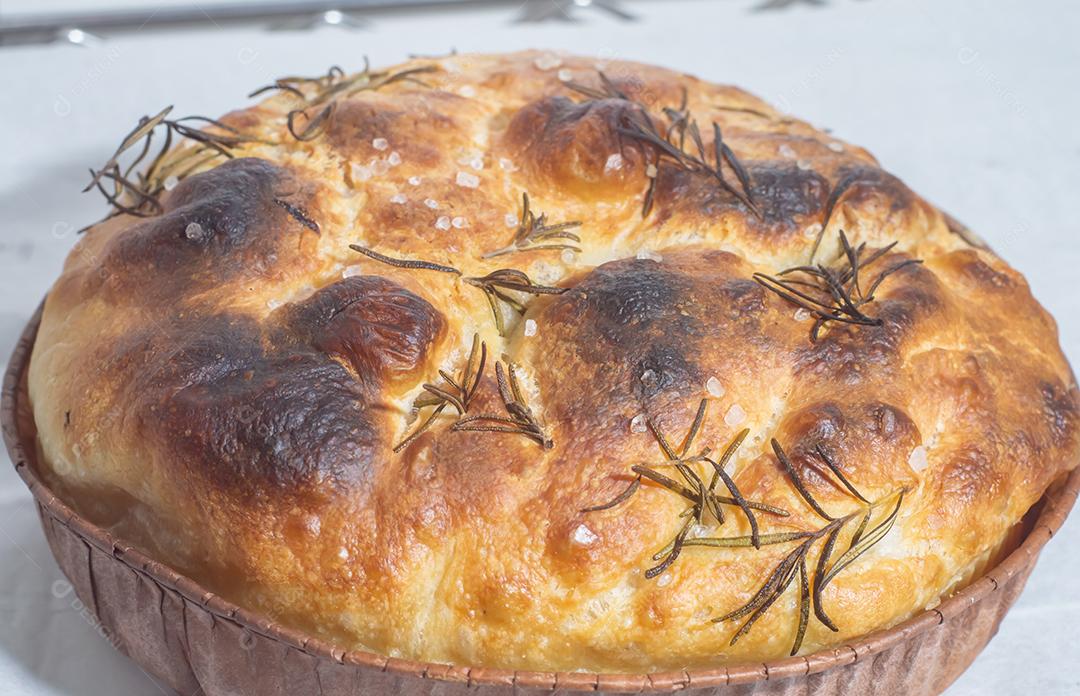 Pão italiano - tradicional dois pedaços de focaccia. A focaccia consiste em farinha, azeite, água, flor de sal, açúcar