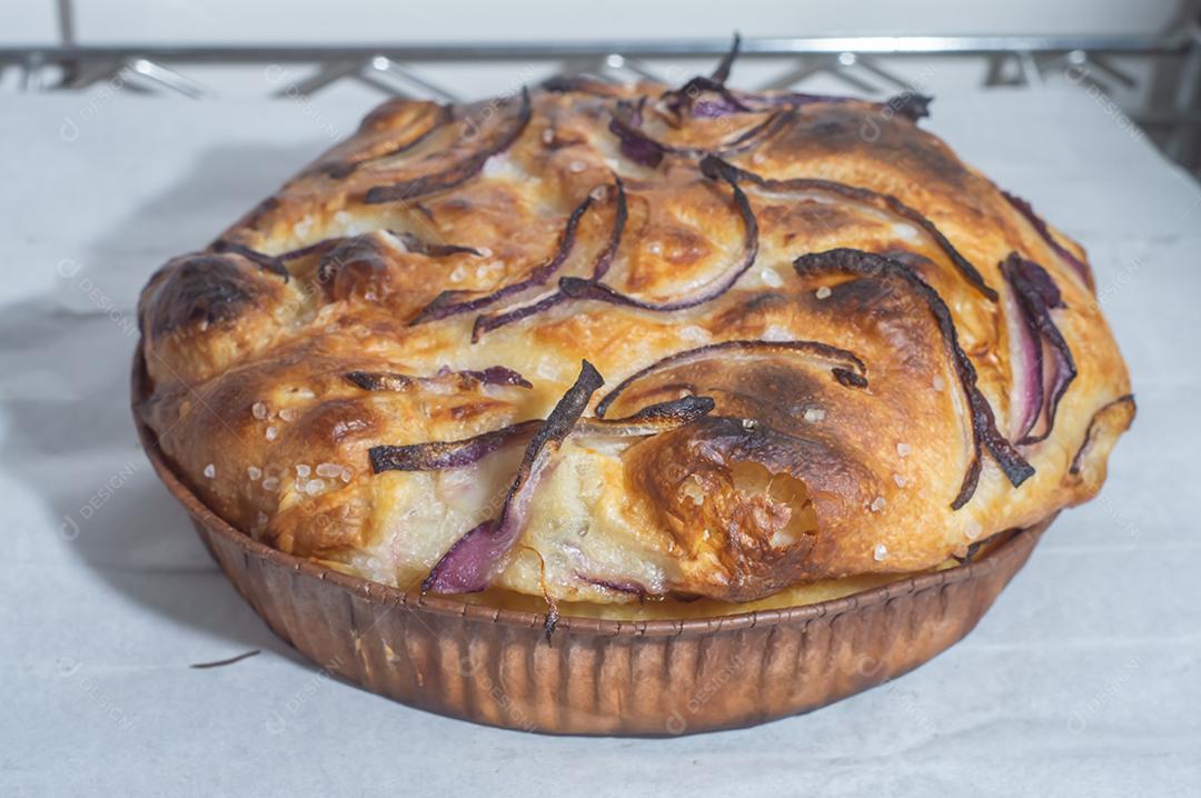 Pão italiano - tradicional dois pedaços de focaccia. A focaccia consiste em farinha, azeite, água, flor de sal, açúcar