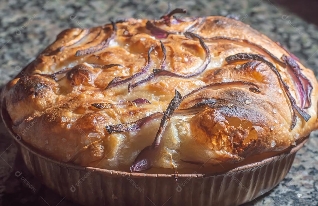 Pão italiano - tradicional dois pedaços de focaccia. A focaccia consiste em farinha, azeite, água, flor de sal, açúcar