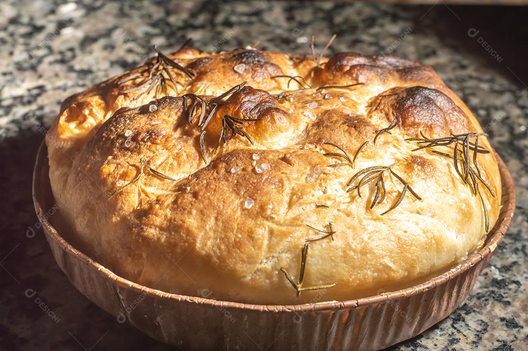 Pão italiano - tradicional dois pedaços de focaccia. A focaccia consiste em farinha, azeite, água, flor de sal, açúcar