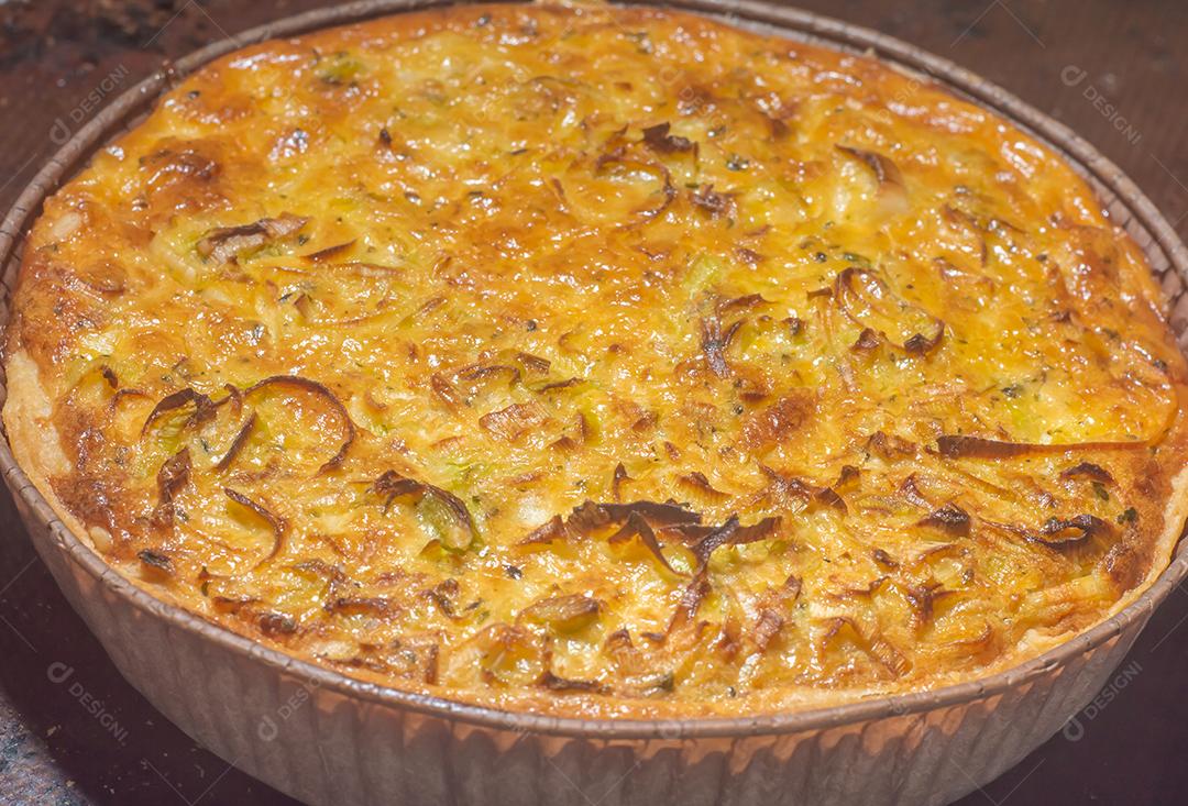 Torta Salgada de Liquidificador Brasileira - Comida tradicional brasileira feita com atum, ovo cozido, milho