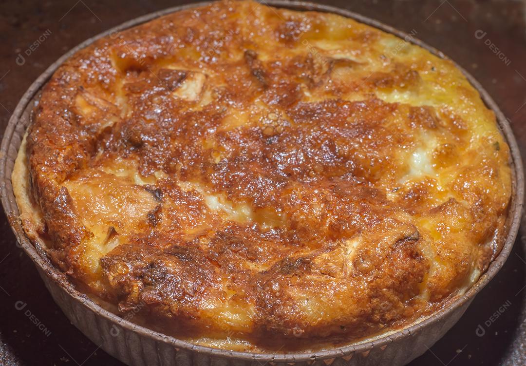 Torta Salgada de Liquidificador Brasileira - Comida tradicional brasileira feita com atum, ovo cozido, milho