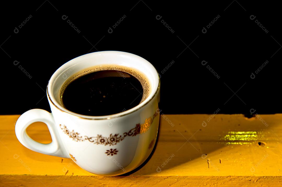 Xícara de café de porcelana antiga em fundo preto
